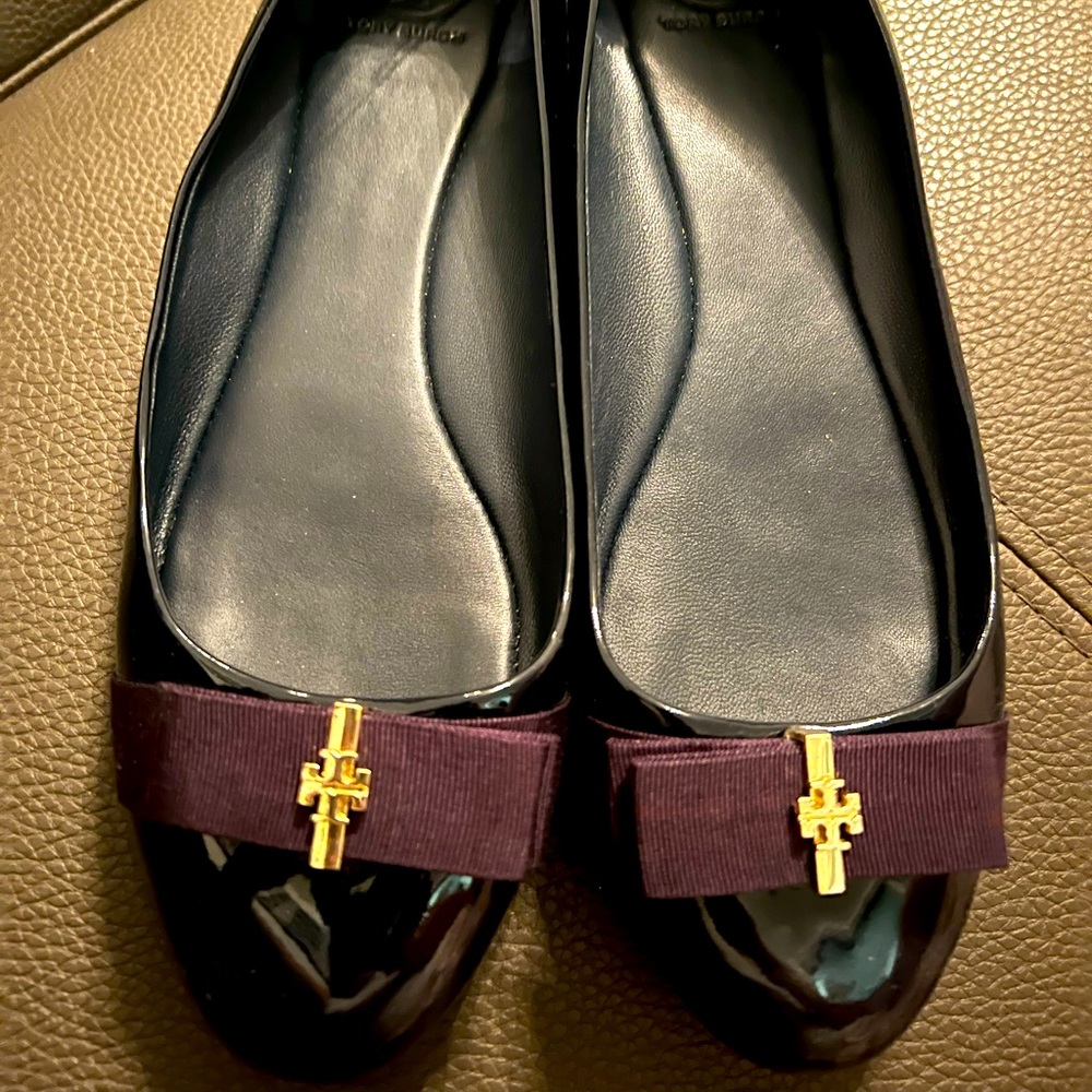 Woman Tory Burch Mary Jane shoes size 9.5 Navy with gold accent brings  dust bag